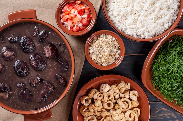 Typowe brazylijskie danie Feijoada. Wykonane z czarnej fasoli, wieprzowiny i kiełbasy. Widok z góry