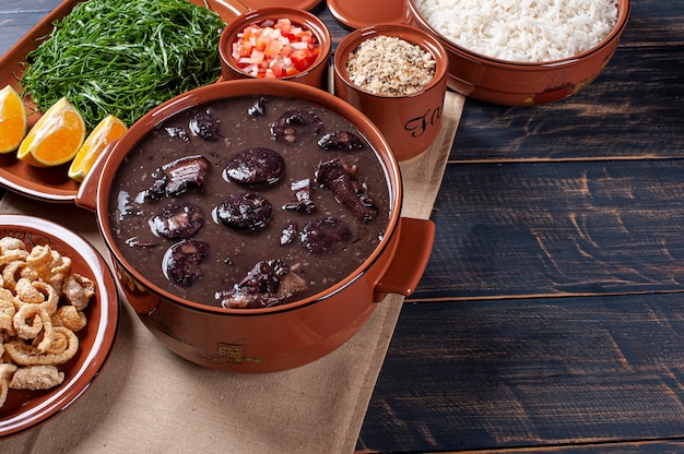 Typowe brazylijskie danie Feijoada. Wykonane z czarnej fasoli, wieprzowiny i kiełbasy