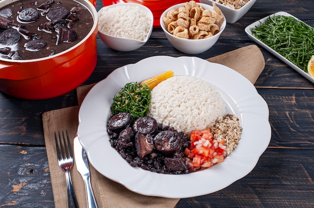 Typowe brazylijskie danie Feijoada. Wykonane z czarnej fasoli, wieprzowiny i kiełbasy