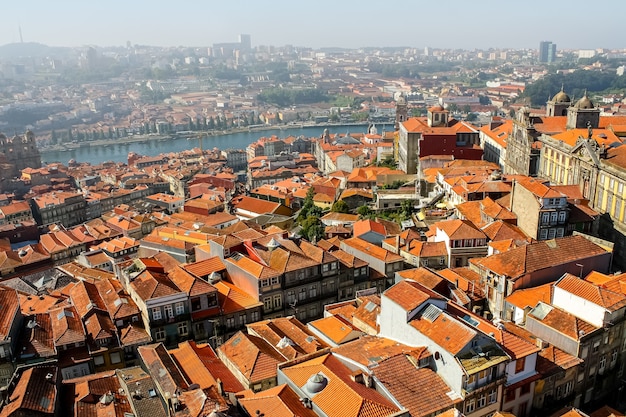 Typowe domy w Porto nad rzeką Douro, malownicza architektura domów wyłożonych ścianami i jasne kolory. Portugalia.