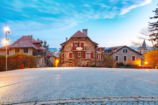 Typowe francuskie domy na starym mieście Annecy podczas porannej niebieskiej godziny we francji