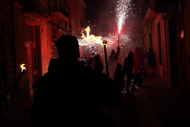 Typowe imprezy Correfoc z fajerwerkami i światłami w miastach
