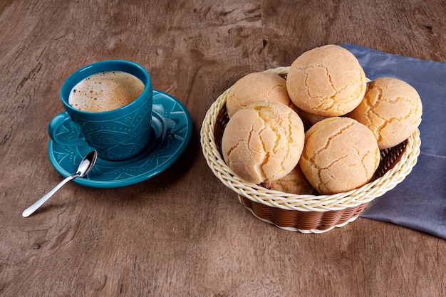 Typowy brazylijski chleb serowy w koszyku z kawą