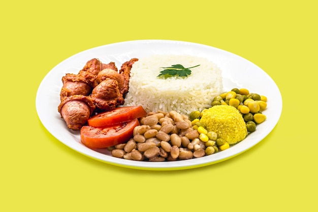 Typowy brazylijski posiłek tradycyjny brazylijski obiad ryż i fasola farofa frytki pomidorowe i sałatka ze smażoną kiełbasą