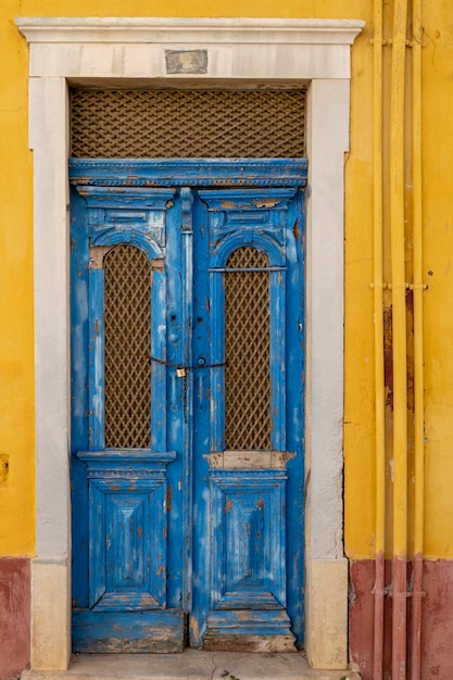 Typowy detal architektoniczny drzwi portugalskich budynków