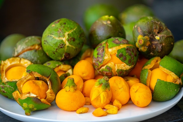 Zdjęcie typowy dojrzały owoc pequi caryocar brasiliense w drobnych szczegółach i selektywnym skupieniu