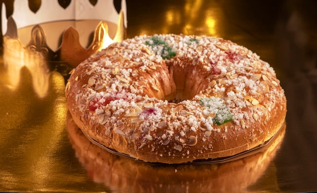 Typowy hiszpański roscon de reyes Trzech Króli tort z dekoracjami świątecznymi
