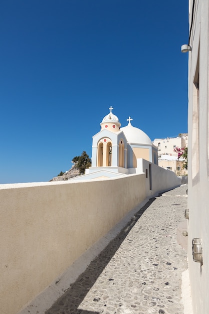 Typowy kościół Santorini w Grecji na Cykladach