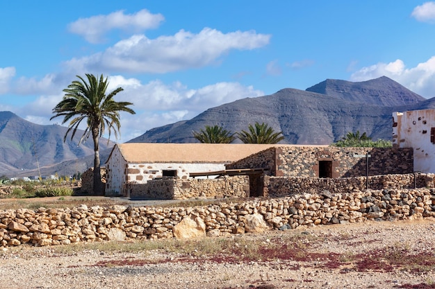 Typowy krajobraz wiejski na południu Fuerteventury, Wyspy Kanaryjskie, Hiszpania