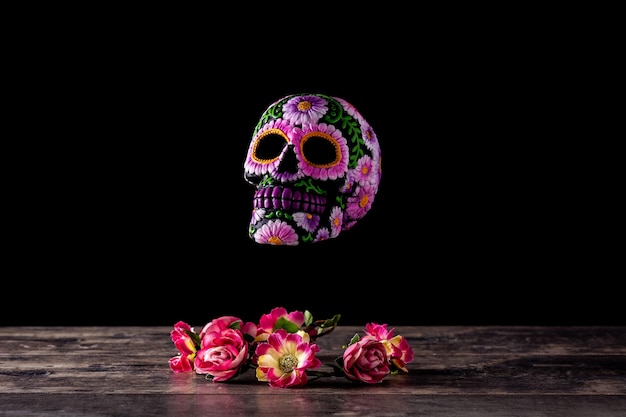 Typowy meksykański diadem z czaszką i kwiatami na czarnym tle. Dia de los muertos.