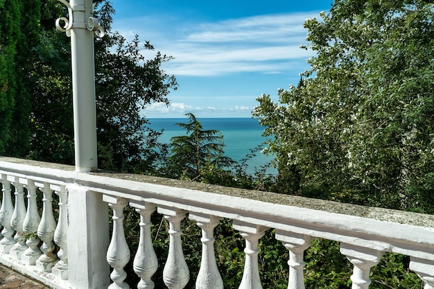 Typowy obraz południowego kurortu z widokiem na morze z balkonu