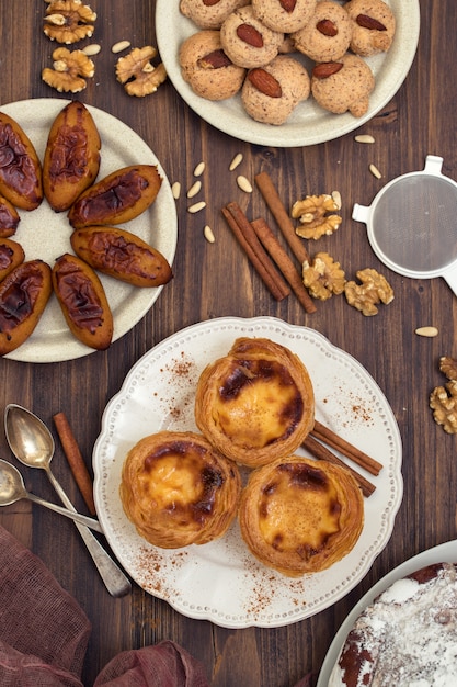 Typowy portugalski deser na białym talerzu pastel de nata