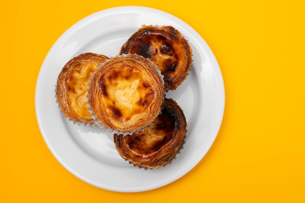 Typowy portugalski deser pastel de nata na talerzu