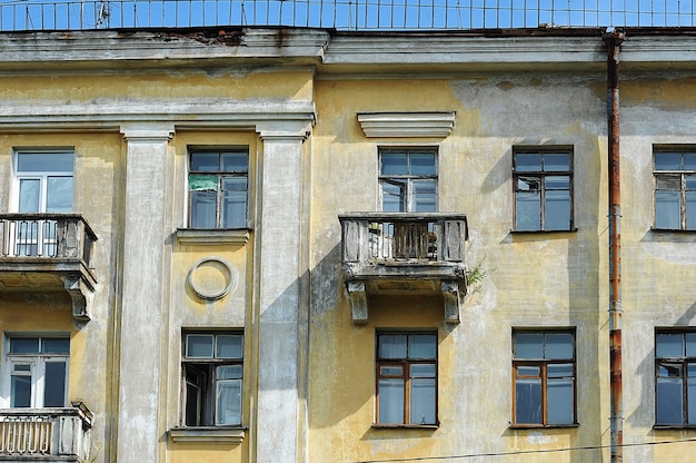 Zdjęcie typowy stalinowski stary dom w petersburgu w stylu empire z rosnącymi drzewami na balkonie