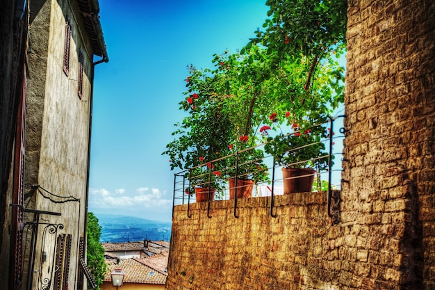 Typowy zakątek San Gimignano w hdr we Włoszech