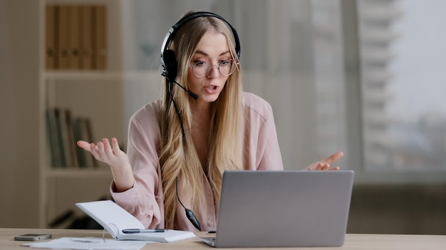 Tysiącletnia Kobieta Biznesu Online Odległy Mentor W Zestawie Słuchawkowym Rozmawiający Z Kamerą Pokazujący Wyjaśnienie