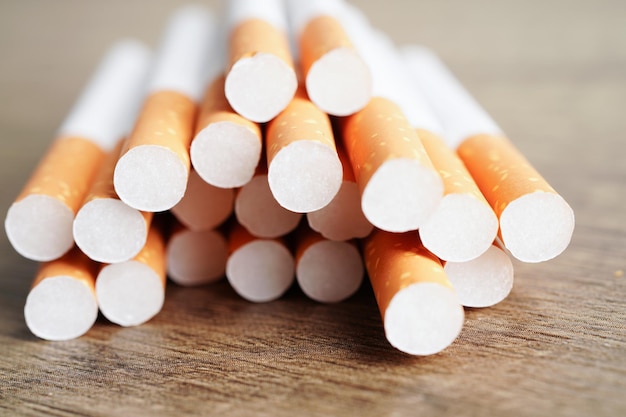 Tytoń papierosowy w papierze z rurką filtracyjną Brak koncepcji palenia