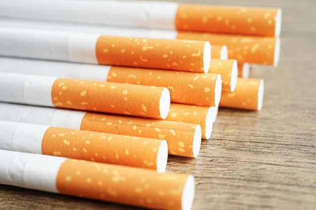 Tytoń papierosowy w papierze z rurką filtracyjną Brak koncepcji palenia