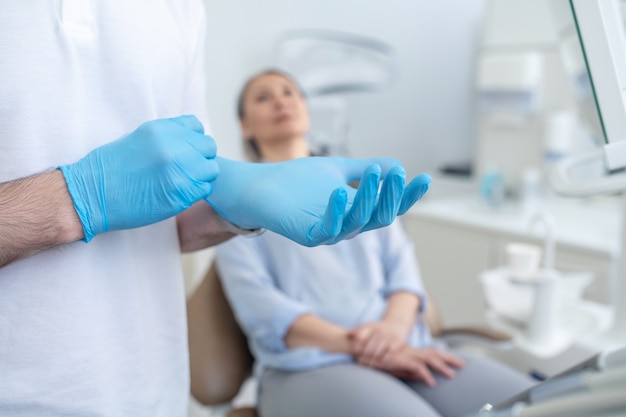 U dentystów. Pacjent i dentysta w gabinecie stomatologicznym gotowy do zabiegu for