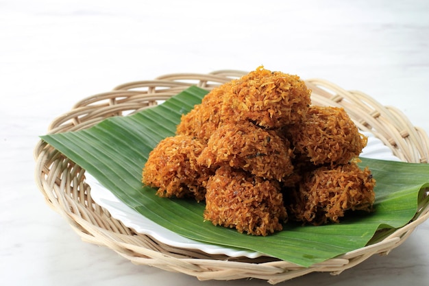 Ubi Kremes lub Ceker Ayam Tradycyjna Przekąska z Indonezji Z Rozdrobnionego Słodkiego Ziemniaka i Cukru Palmowego
