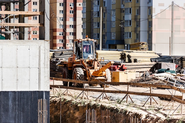 Ubijak wibracyjny z płytą wibracyjną na budowie. Zagęszczanie gruntu przed ułożeniem płyt chodnikowych. Zbliżenie.