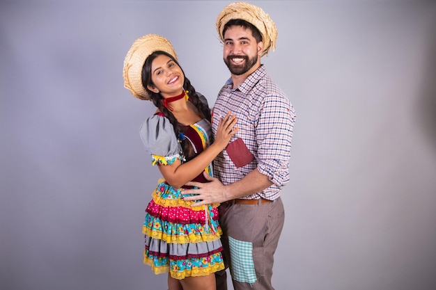 Ubrania brazylijskiej pary z festa junina arraial festa de sao joao chłopak i dziewczyna całuje stoisko miłość Embraced