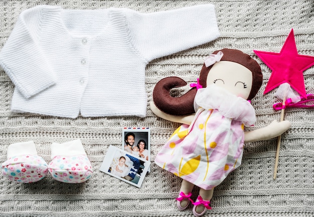 Zdjęcie ubrania dla dzieci dla małej dziewczynki i lalki