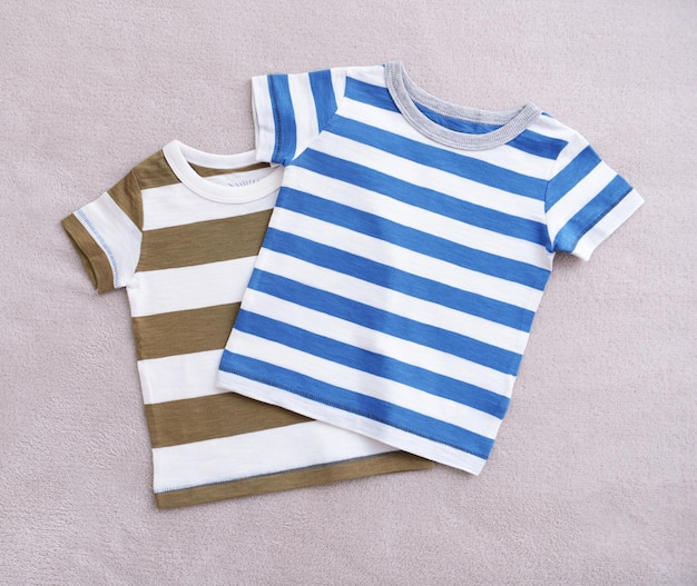 Zdjęcie ubrania dla niemowląt na tle tkaninowym