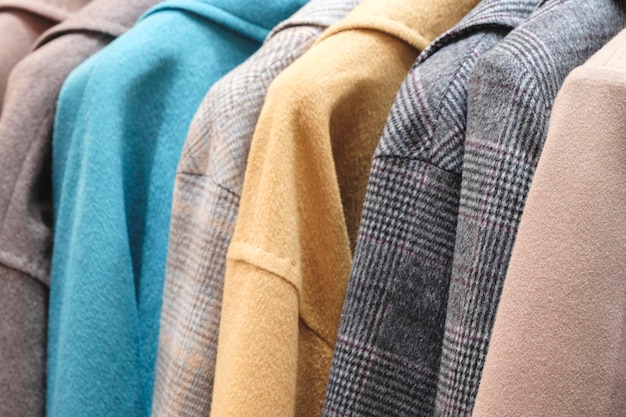 Ubrania modne na stojaku odzieżowym Zbliżenie wyboru koloru tęczy ubrania kobiece na wieszakach w szafie sklepu z odzieżą