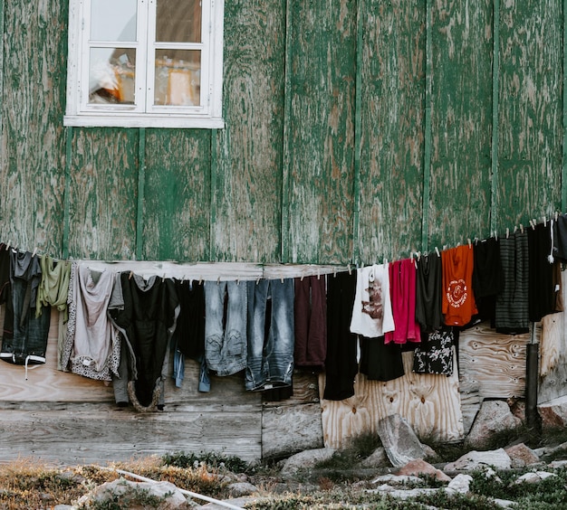 Zdjęcie ubrania suszące się na sznurku do ubrań przy domu