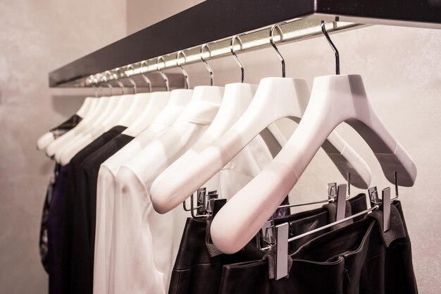 Ubrania wiszą na półce w sklepie z odzieżą w Melbourne w Australii