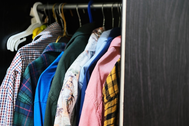Ubrania wiszące w szafie