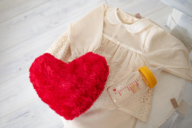 Ubranka dla niemowląt Butelki dla niemowląt i ślady serca
