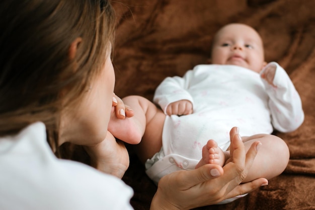 Ubranka Dla Noworodków Z Bawełny Organicznej śliczne Noworodki W Białym Body Wykonane Z Bawełny Organicznej Leżącego