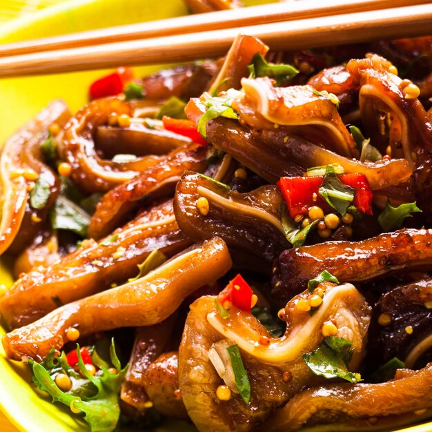 Ucho świni - chińskie pikantne jedzenie w misce