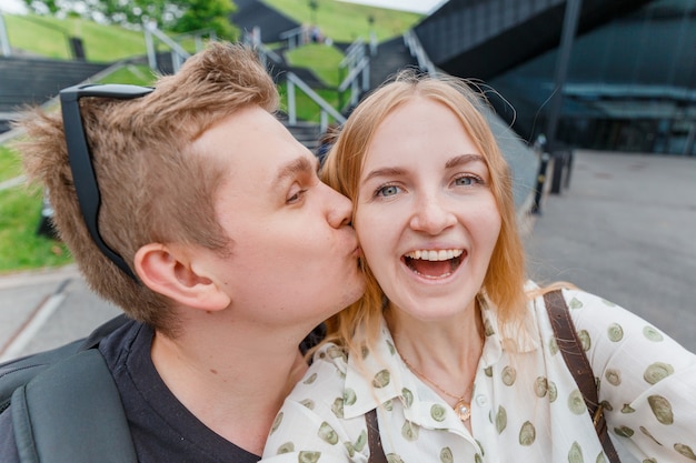 Uchwycenie jasnych chwil. Radosna młoda para kochających Dokonywanie selfie. Ładni turyści robią śmieszne zdjęcia na blog podróżniczy