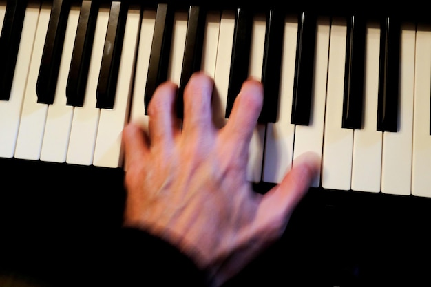 Zdjęcie ucięta ręka grająca na pianinie
