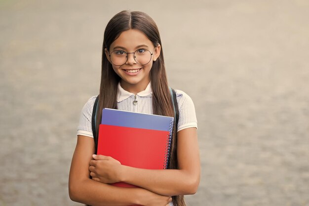 Ucz się dobrze Szczęśliwe dziecko w okularach trzymaj zeszyty na zewnątrz Powrót do podstaw szkolnych Edukacja szkolna Dzień wiedzy 1 września Nie pozwól, aby twój mózg zardzewiał
