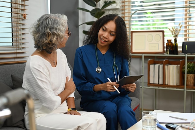 Uczciwy lekarz lub pracownik opieki zdrowotnej udzielający starszej kobiecie profesjonalnych konsultacji dotyczących leczenia