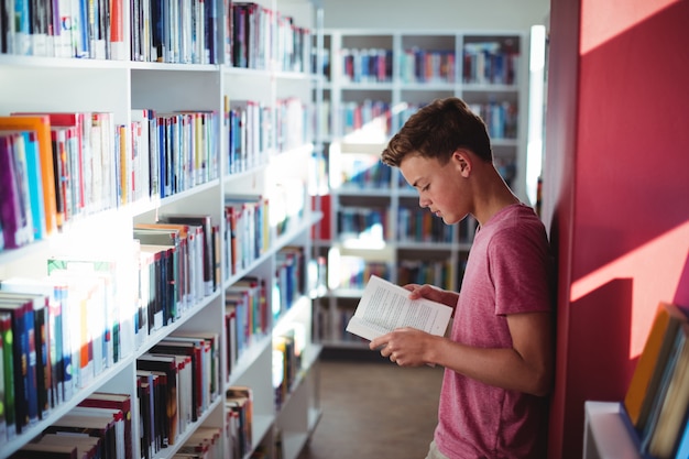 Uczeń czytanie książki w bibliotece