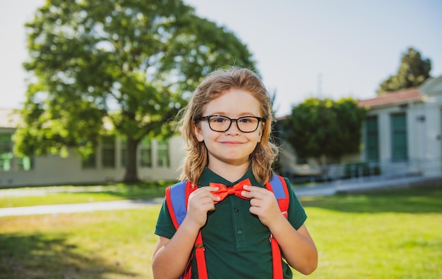 Uczeń gotowy do nauki. Edukacja i nauka dla dzieci. Portret ucznia szkoły podstawowej w parku szkolnym.