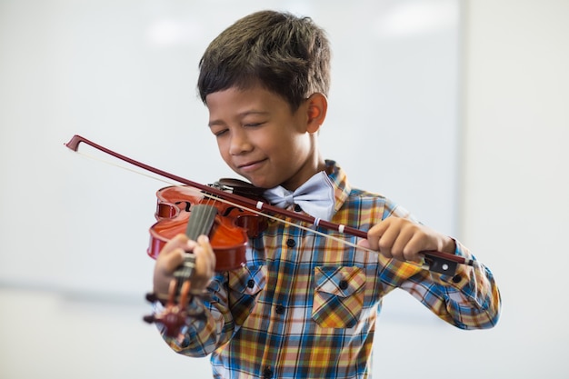 Uczeń gry na skrzypcach w klasie