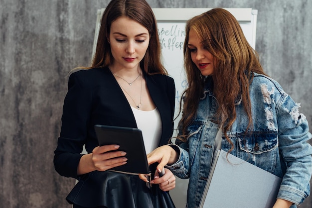 Uczeń i nauczyciel patrzący na ekran gadżetu za pomocą aplikacji mobilnej