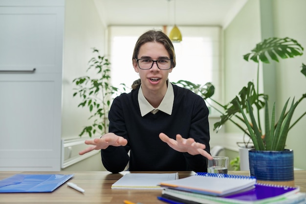 Zdjęcie uczeń nastolatek rozmawiający patrząc na kamerę za pomocą komunikacji wideo