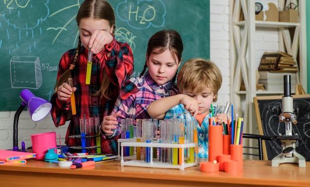 Uczeń Patrzący Przez Mikroskop W Szkole Podstawowej Eksperymentujący Z Chemikaliami Lub Mikroskop W Laboratorium Szczęśliwe Dzieci Nauczyciel Powrót Do Szkoły Sprzęt Laboratoryjny Szkoły Biologicznej