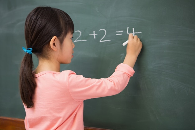 Uczeń pisze liczbach na blackboard