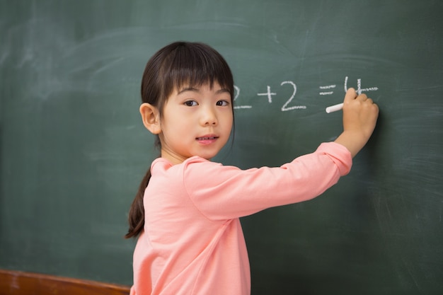 Uczeń pisze liczbach na blackboard