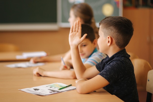 Uczeń podnieść rękę w klasie edukacji szkoły podstawowej