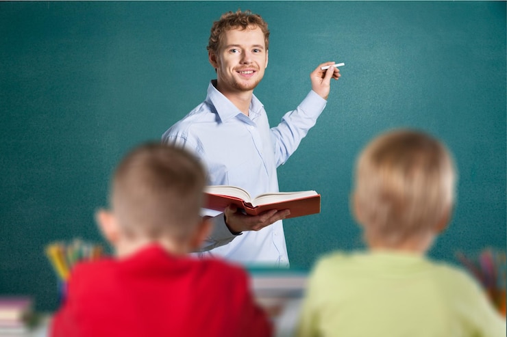 Zdjęcie uczeń podnosi rękę