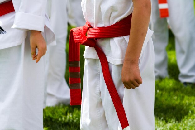 Uczeń Tae Kwon Do ćwiczący w parku.